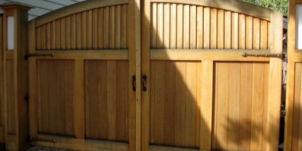 Traditional Landscape Wooden Driveway